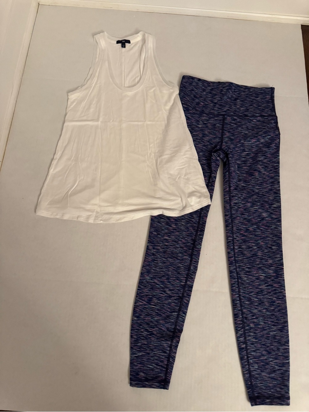 GapFit Workout Set: White Tank Top & Multicolor Space Dye Leggings - XS